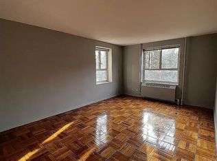 67-10 190th Ln APT 3B, Fresh Meadows, NY 11365