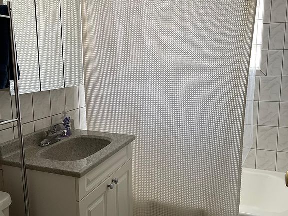 4th image of 6024 N Avondale Ave #3S