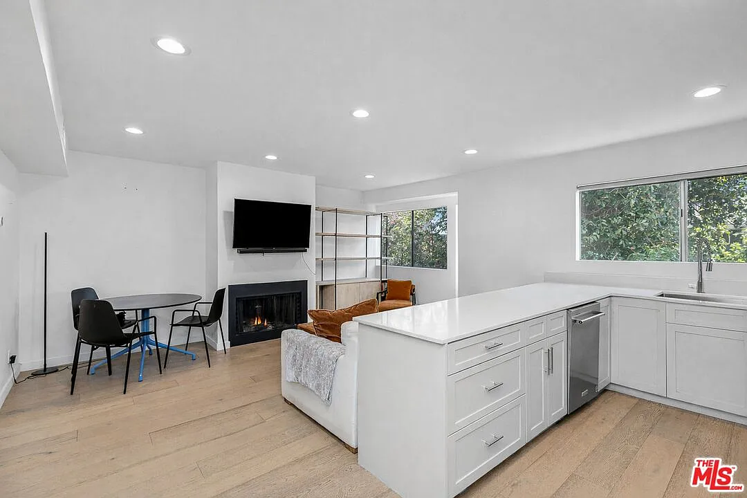 Building Photo - 2147 N Beachwood Dr #6