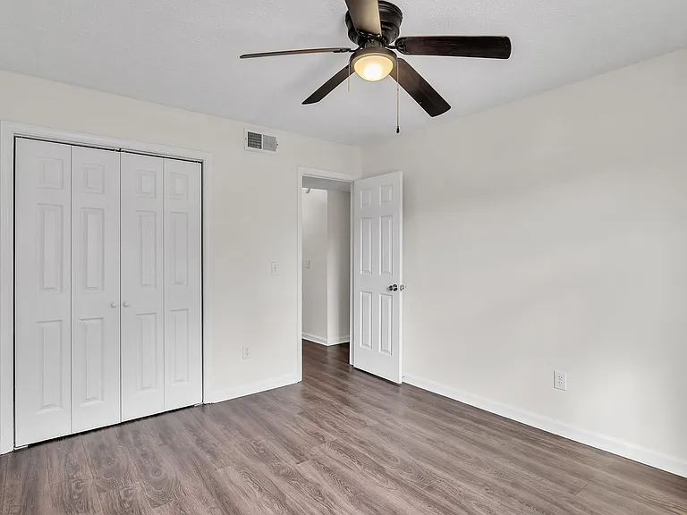 1056 N Montgomery St — Photo 15