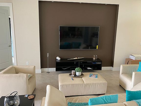 3rd image of 608 SW 28th St