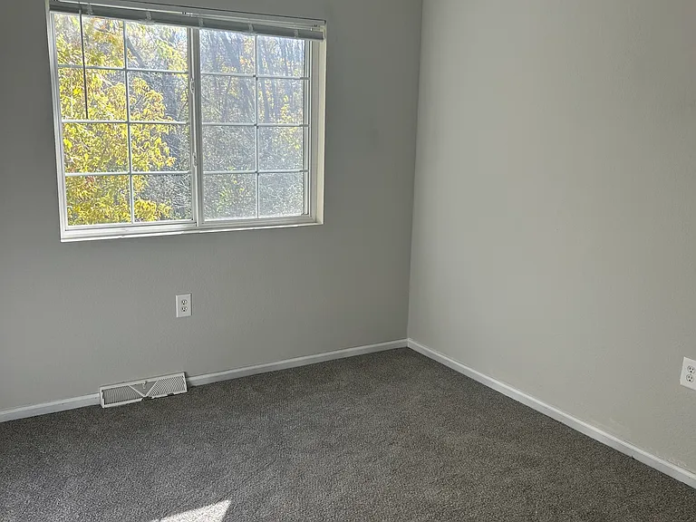 Falls Parc Apartments — Photo 10