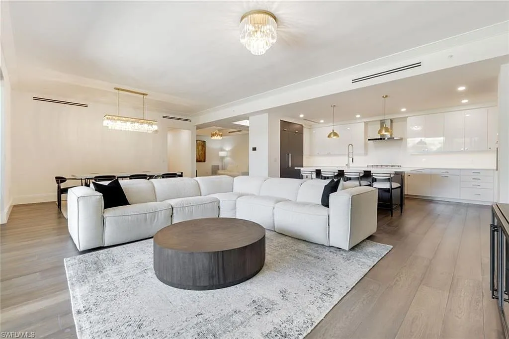 3 bed, 3.5 bath, 2733 sqft, $18,000 — Photo 3