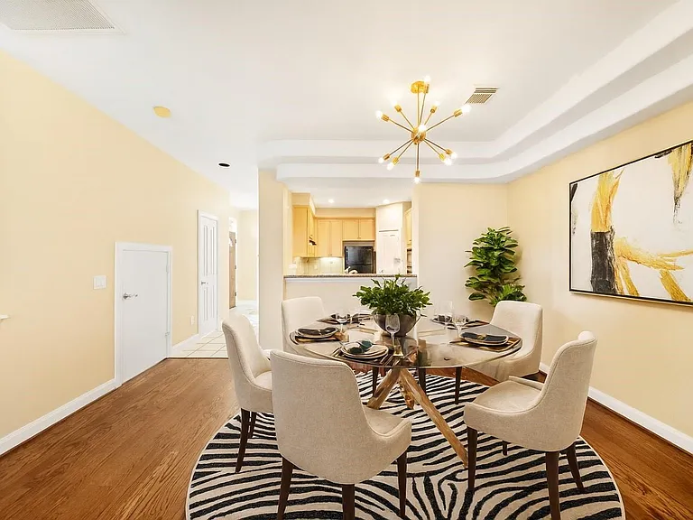 2406 Calumet St — Photo 16
