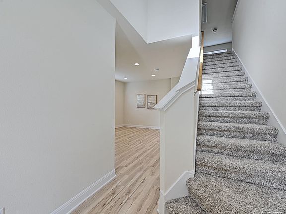 5th image of 156 Gray Wolf Dr