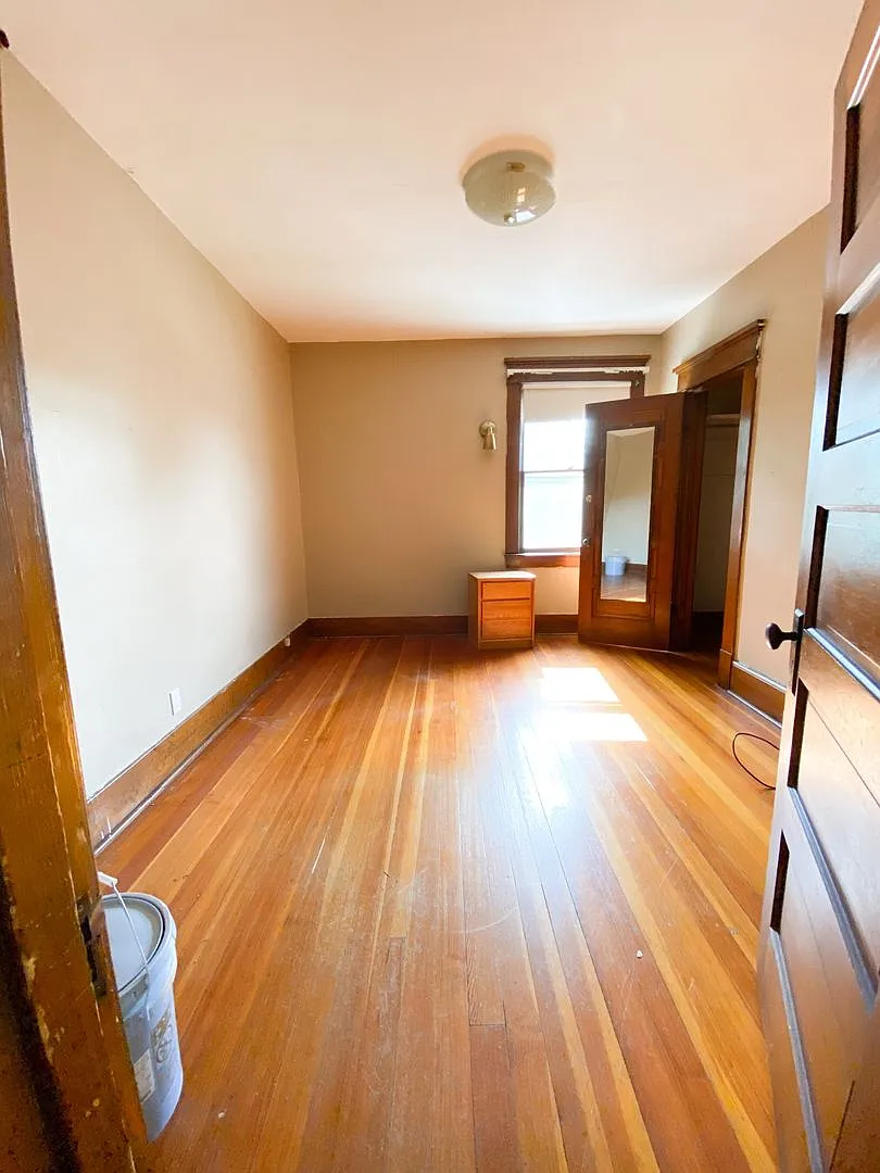 Three Bedroom Close to Campus — Photo 2
