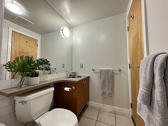 5th image of 409 Swift St #111
