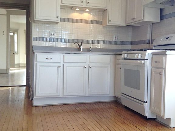 3rd image of 900 N Washtenaw Ave #3