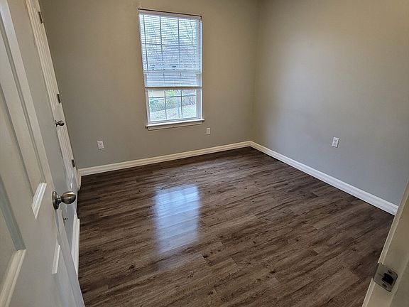 4th image of 249 Evansdale Ave #1
