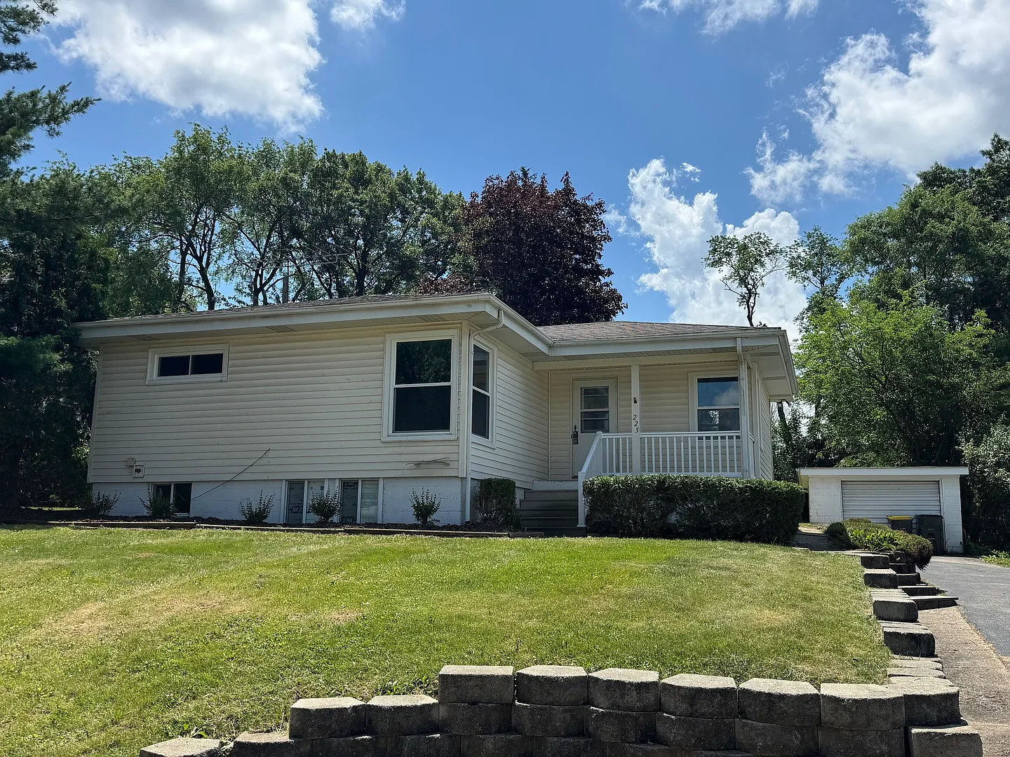3 bed, 1006 sqft, $2,300 — Photo 1