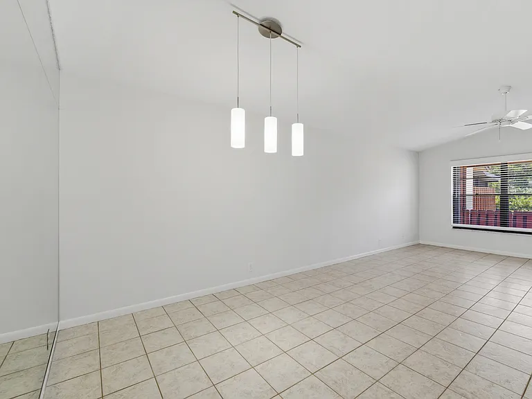 7916 SE Villa Cir — Photo 8