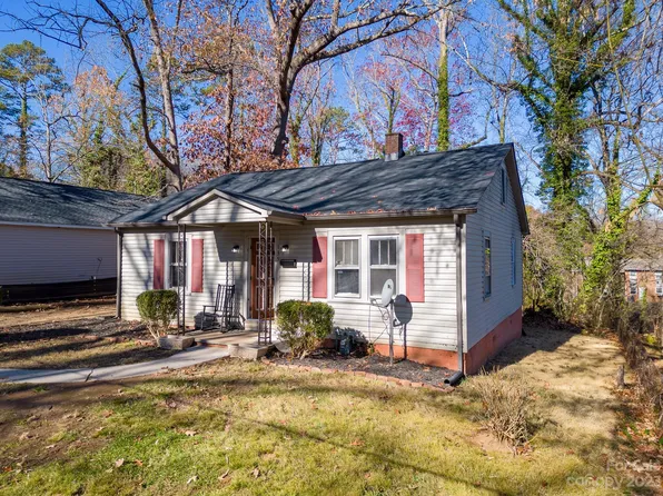 135 10th Ave SE, Hickory, NC 28602