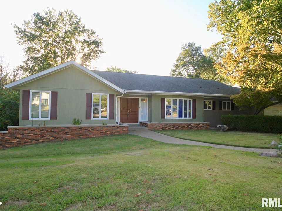 1st image of 4 Hillcrest Dr