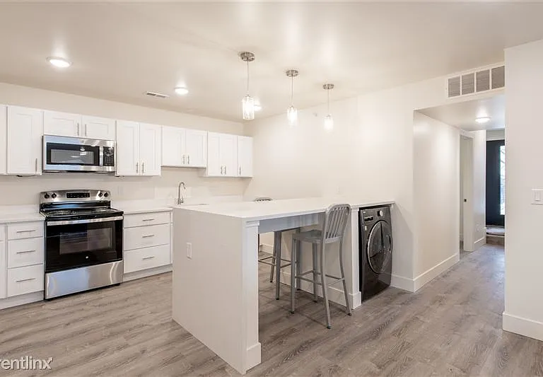 911 S Main St #202 — Photo 4