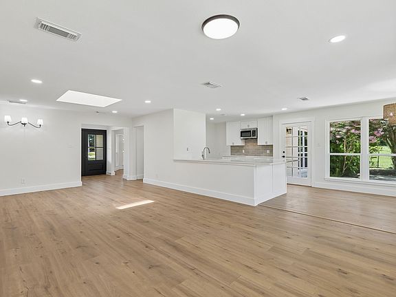 4th image of 3128 Darby Ln