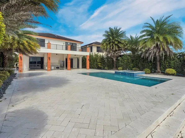 8900 NW 160th Ter, Miami Lakes, FL 33018