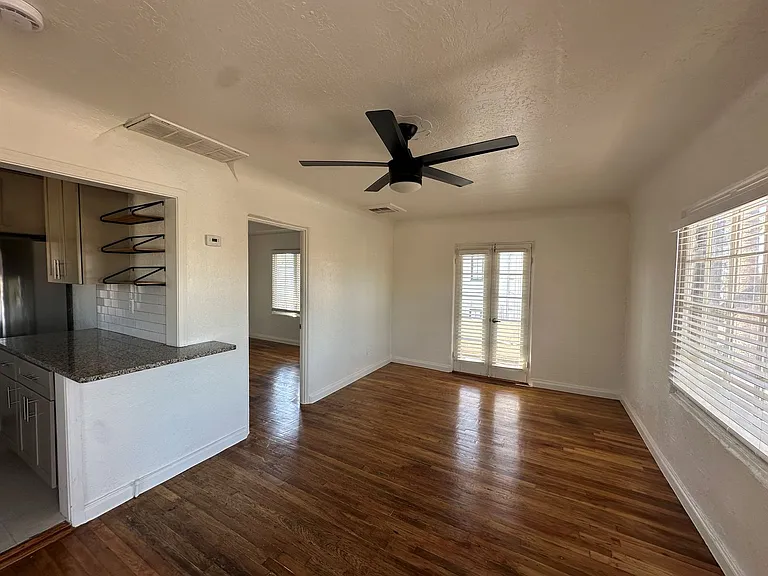 342 W Culver St — Photo 15