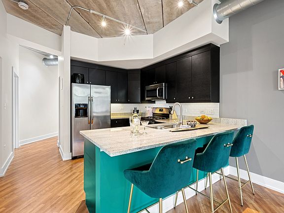 3rd image of 3201 W Leland Ave APT 205