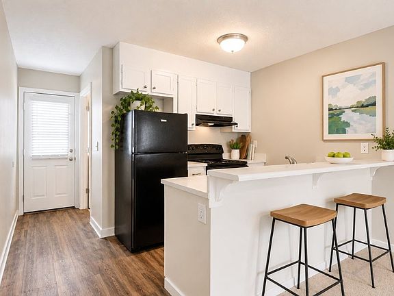 3rd image of 1022 W Buford St #501