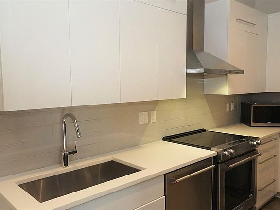 4th image of 302 SE Broadway St Unit 320