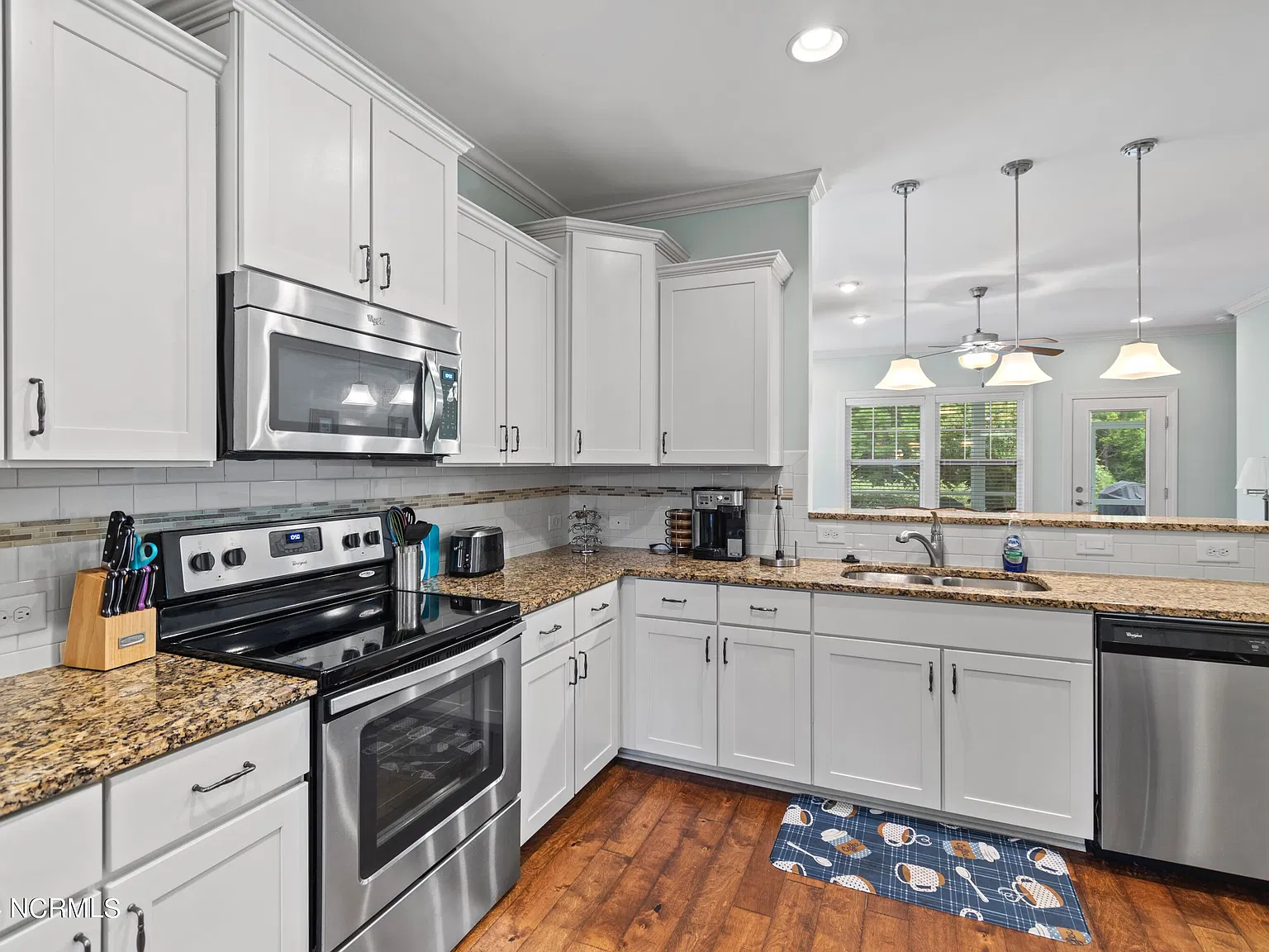 3 bed, 3.0 bath, $3,000 — Photo 3