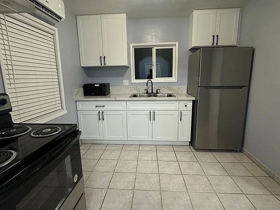 4th image of 725 W Chanslor Way