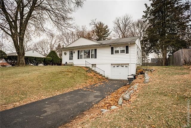 1st image of 7 Saint Anne Dr