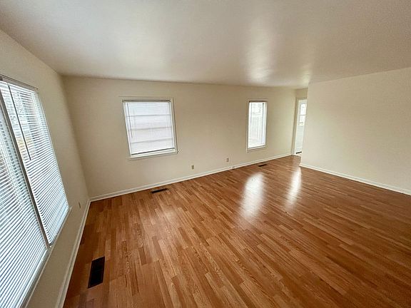3rd image of 921 S Beeman St