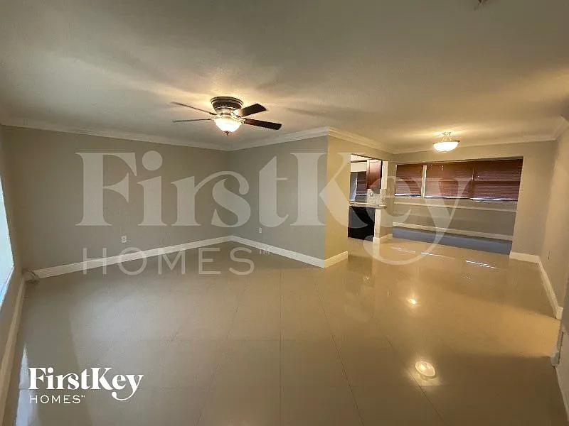 3 bed, 2.0 bath, 1276 sqft, $2,660 — Photo 3