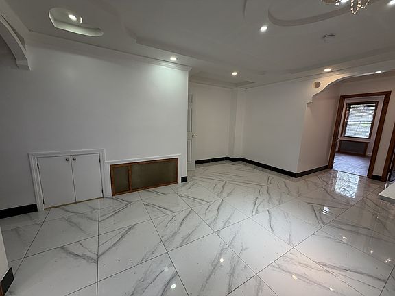 4th image of 1318 Mace Ave #1