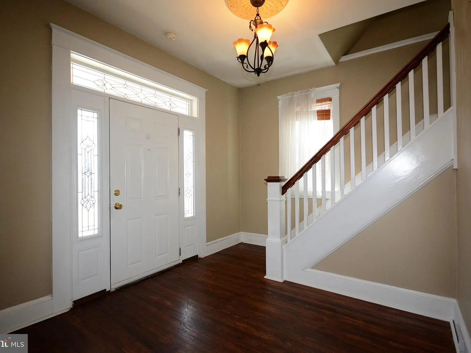 3 bed, 2.0 bath, 1303 sqft, $2,000 — Photo 2