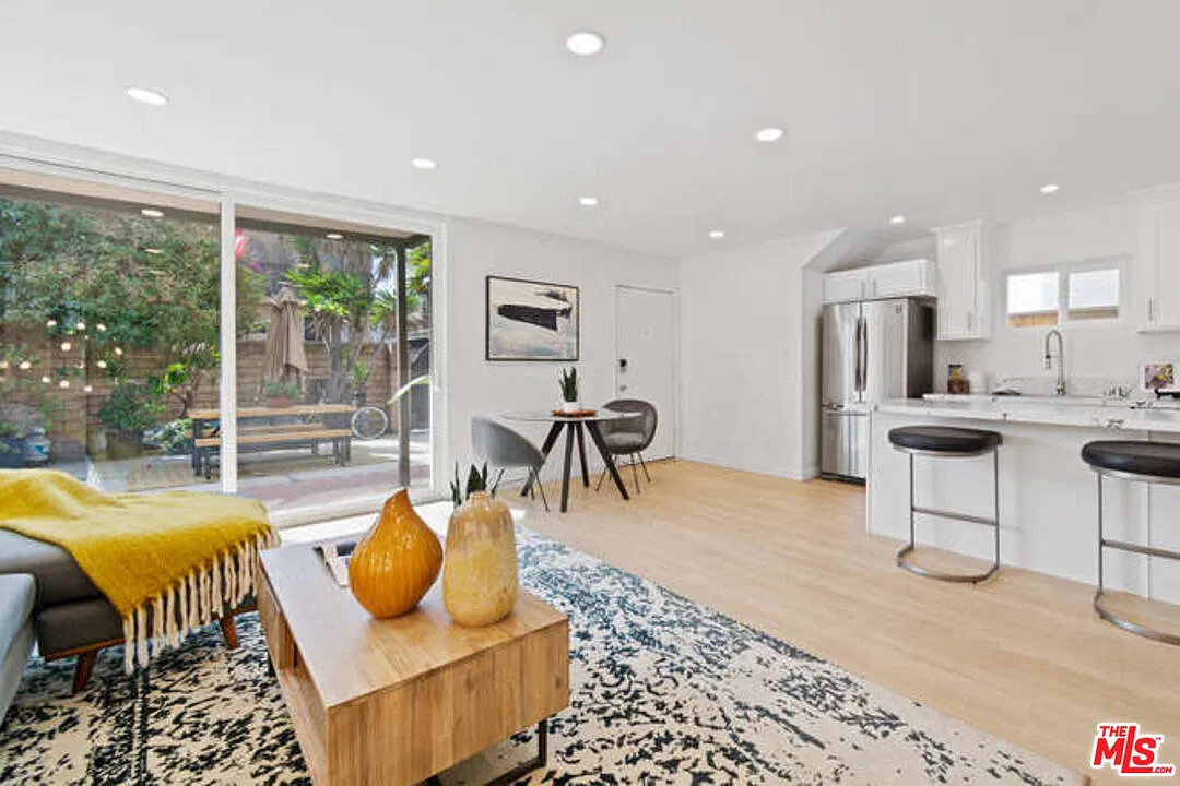 2 bed, 2.0 bath, 950 sqft, $4,750 — Photo 1