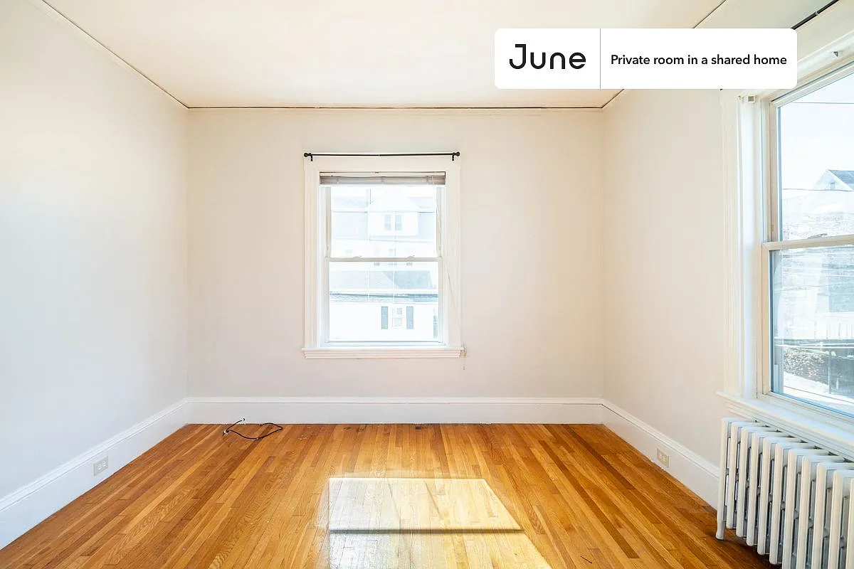 Queen bedroom in 7 bed/2 bath home in Brighton #1517 B — Photo 4