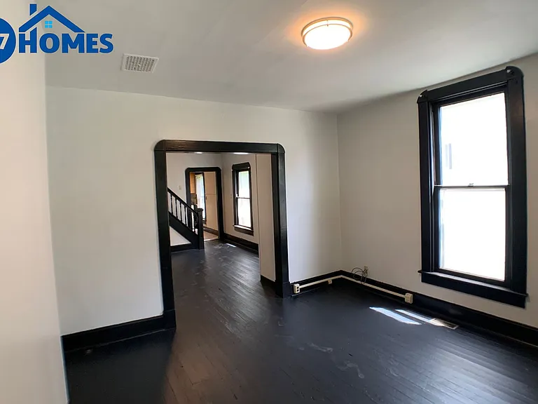 2111 S Garfield Dr — Photo 4