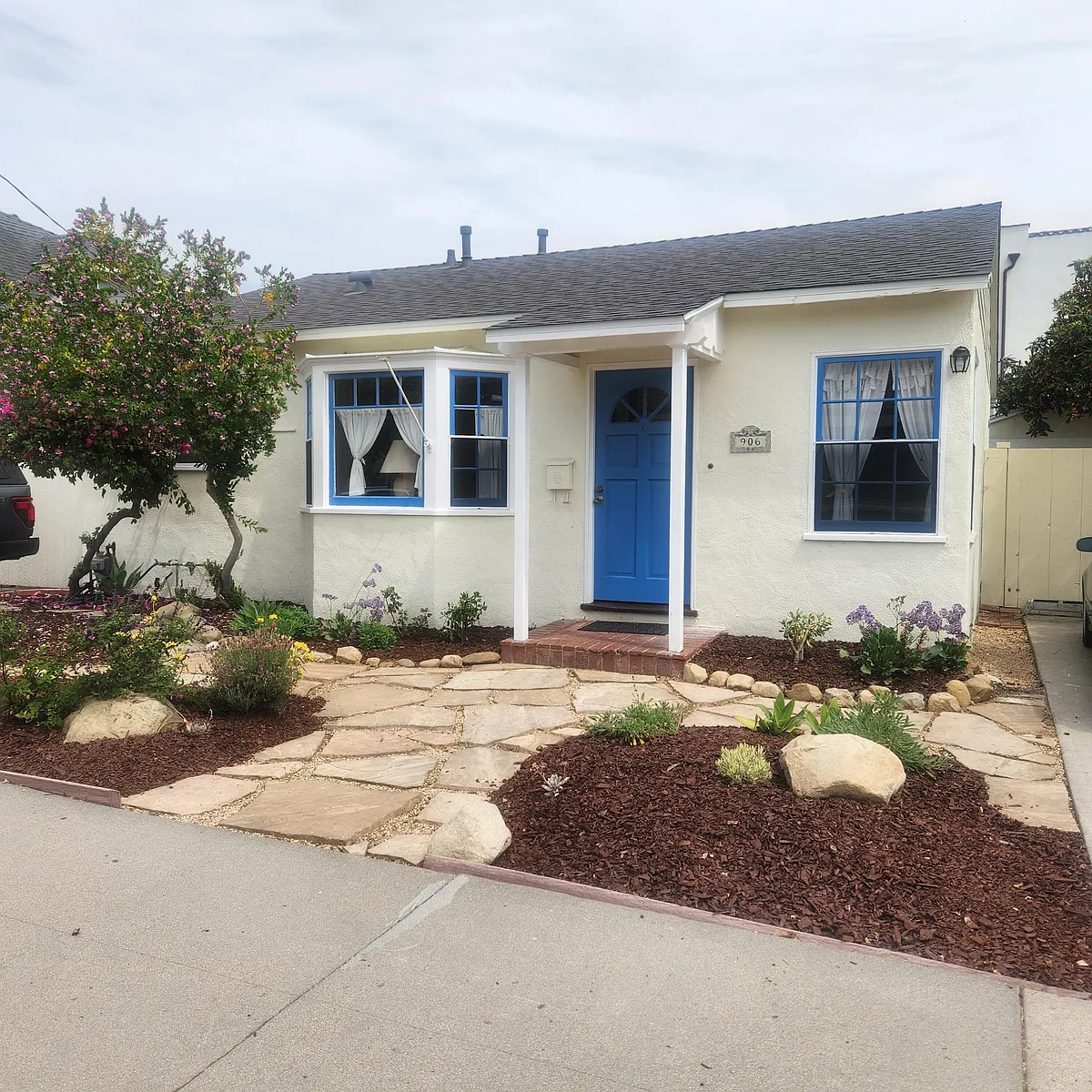 Building Photo - 906 N Nopal St