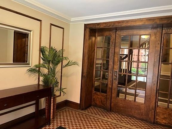 3rd image of 1425 W Elmdale Ave APT 3B
