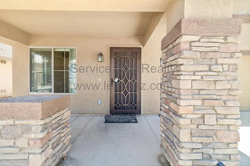 4 bed, 2.5 bath, 2322 sqft, $1,699 — Photo 3