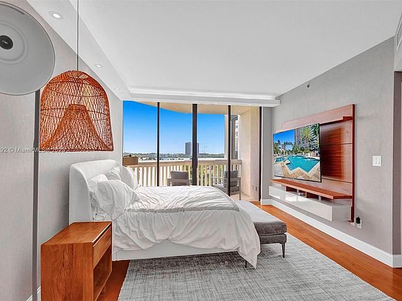 4th image of 2000 Island Blvd APT 707