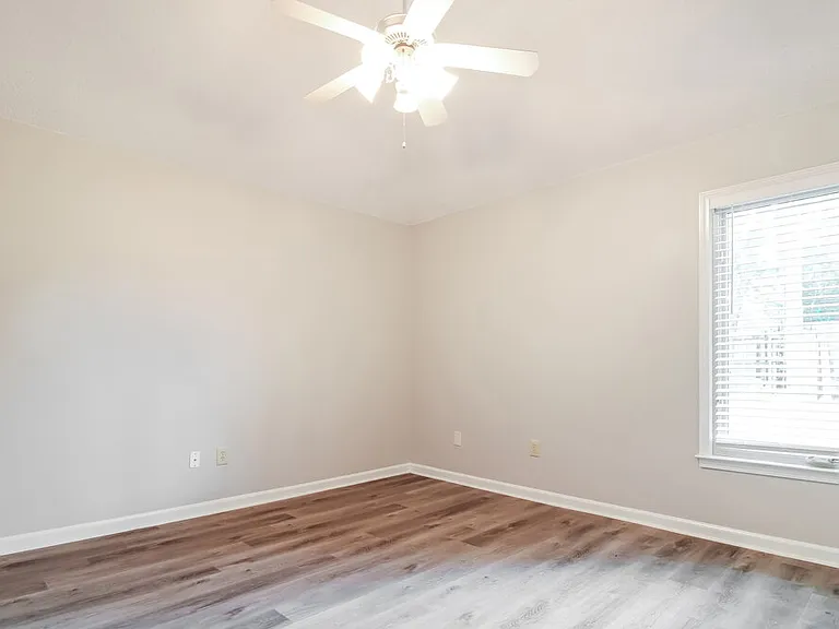 1728 Edgeburg Ln — Photo 12
