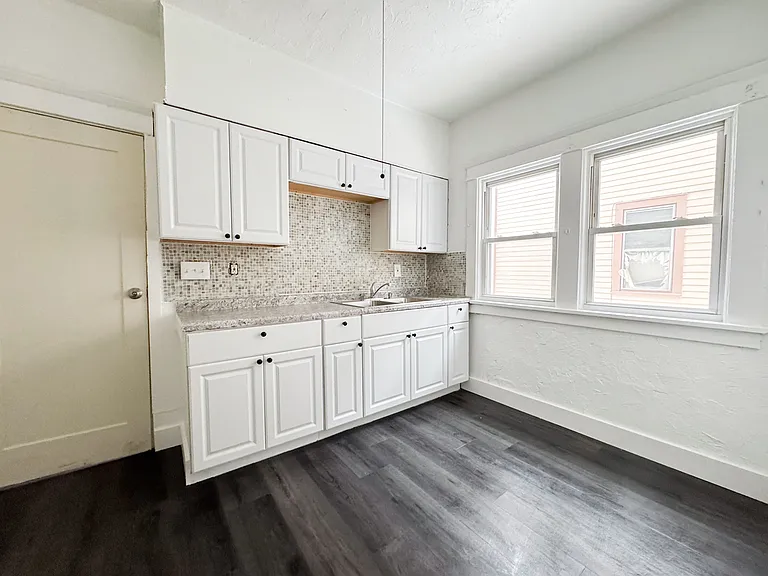 3 bed, 1.0 bath, 1200 sqft, $1,300 — Photo 12