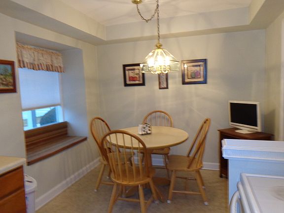 5th image of 9920 Chaucer St