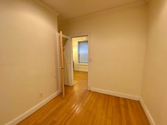 2nd image of 552 Lincoln Pl APT 1