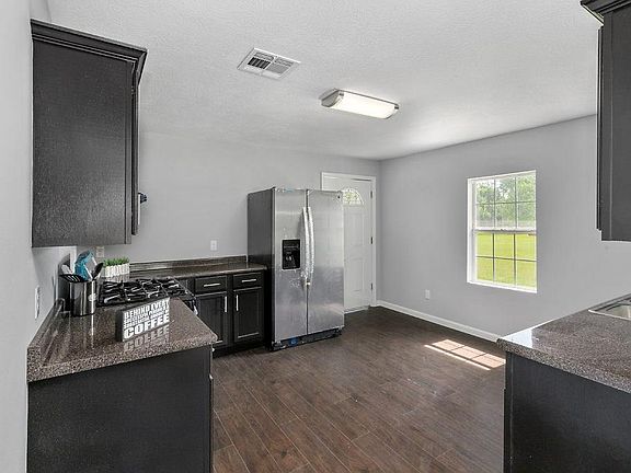 4th image of 2133 Brooks St