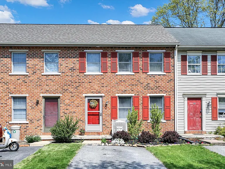34 Cranfield Ct — Photo 1