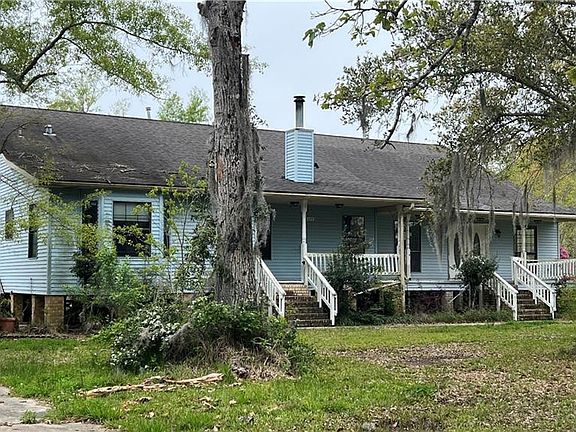 3rd image of 42224 Surrey Ln