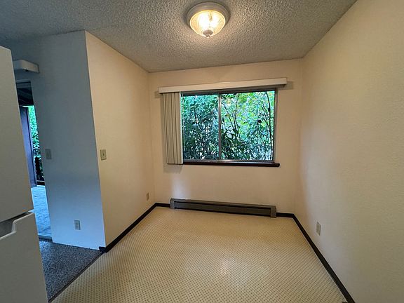 4th image of 432 W Umpqua St #14