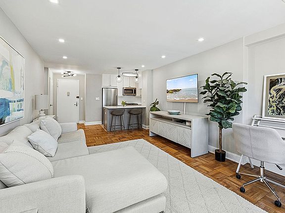3rd image of 300 E 71st St APT 18K