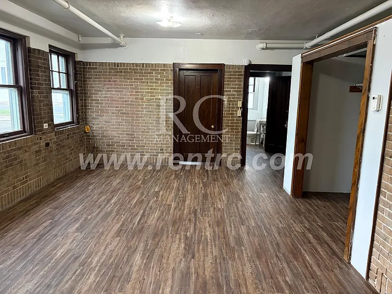 210-148 E Walnut St — Photo 8