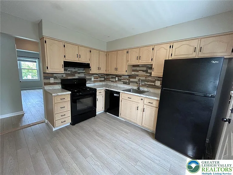 226 Vista Dr — Photo 2