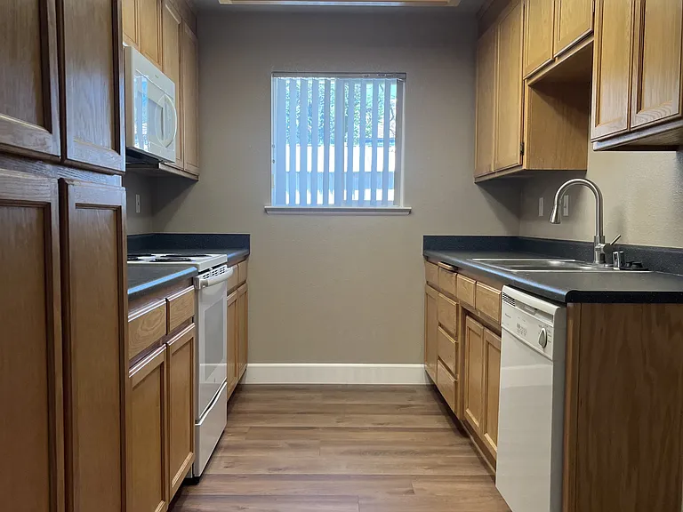 2119 Acacia Ave — Photo 4
